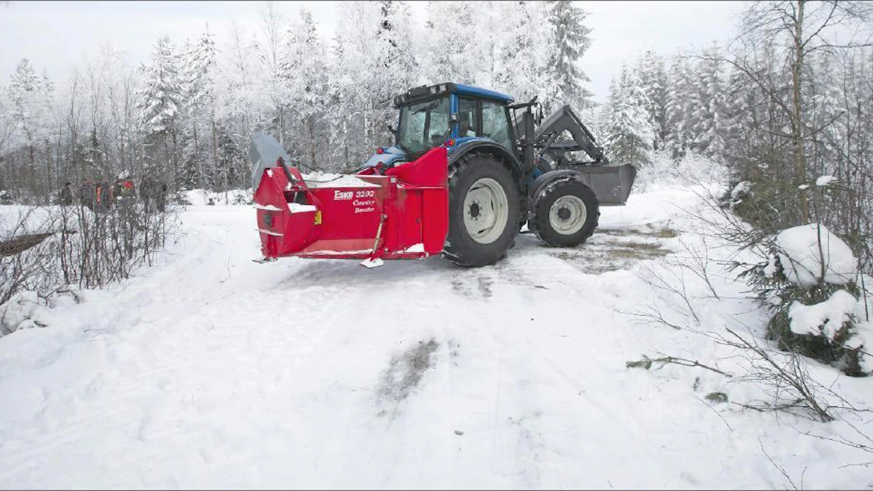 Heikki Hänninen puhdistaa metsätien päässä olevaa kääntöpaikkaa lumesta. Sami Karppinen
