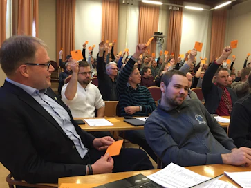 MTK Satakunnan muut yhdistykset kuin Parkano kannattivat äänestyksessä Punkalaitumen yhdistyksen maksun alennusta. Kuvassa vasemmalla äänestystä seuraa tukioperaatiota vastustanut Aki Haapaniemi Parkanosta.