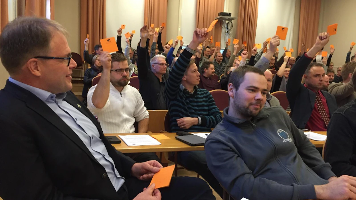 MTK Satakunnan muut yhdistykset kuin Parkano kannattivat äänestyksessä Punkalaitumen yhdistyksen maksun alennusta. Kuvassa vasemmalla äänestystä seuraa tukioperaatiota vastustanut Aki Haapaniemi Parkanosta.
