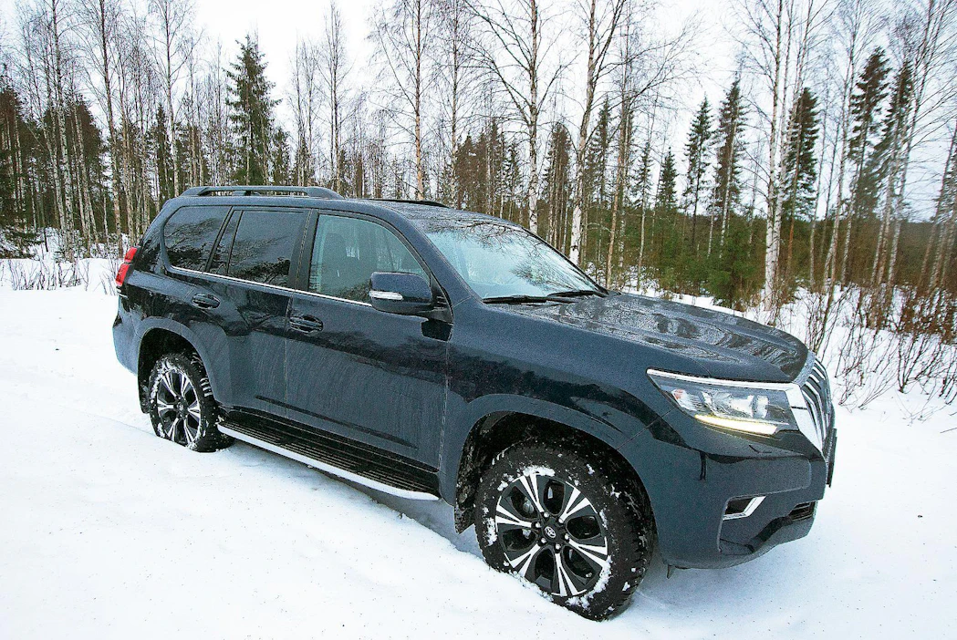 Toyota Land Cruiser on varma, joka sään nelivetoinen maastoauto korkealla maavaralla.