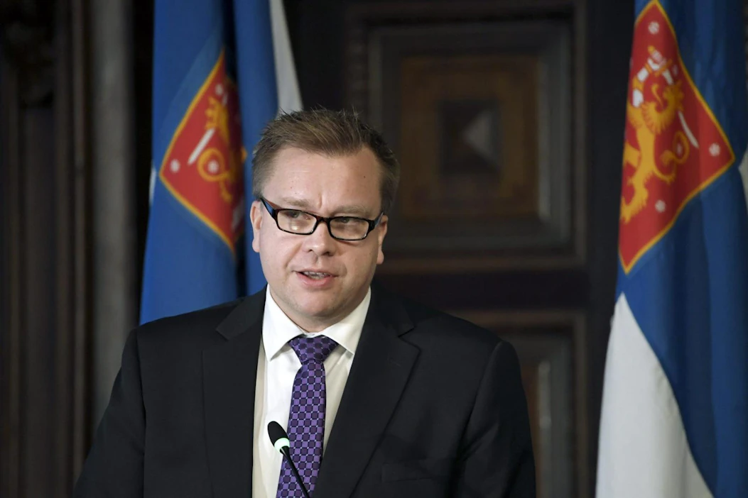Puolustusministeri Antti Kaikkonen (kesk.) on huolissaan nuorista miehistä, jotka eivät pysty suorittamaan varusmiespalvelusta. Lehtikuva / Markku Ulander