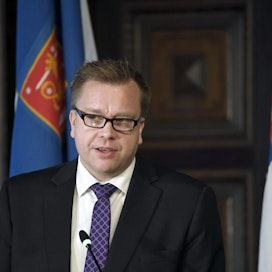 Puolustusministeri Antti Kaikkonen (kesk.) on huolissaan nuorista miehistä, jotka eivät pysty suorittamaan varusmiespalvelusta. Lehtikuva / Markku Ulander