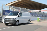 Volkswagen Transporter on ollut Suomen myydyin pakettiauto jo pitkään 15–20 prosentin markkinaosuudella. Siksi Transporterin päivitys on pakettiautomarkkinoiden uutuuksista merkittävimpiä. Erityinen vahvuus on tarjolla oleva nelivedon ja automaattivaihteiston yhdistelmä.