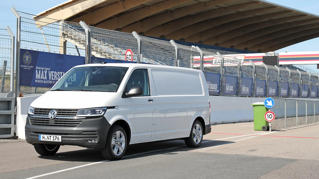 Volkswagen Transporter on ollut Suomen myydyin pakettiauto jo pitkään 15–20 prosentin markkinaosuudella. Siksi Transporterin päivitys on pakettiautomarkkinoiden uutuuksista merkittävimpiä. Erityinen vahvuus on tarjolla oleva nelivedon ja automaattivaihteiston yhdistelmä.