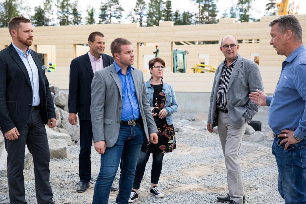 Keuruulle nousee uusi palvelukoti, joka rakennetaan puusta. Puurakentamisiltaan osallistuneet tutustuivat työmaahan viime viikolla. Mukana olivat Timo Mantila (vas.), Ismo Permikangas, Panu Putkonen, Anu Nurkkala, Mikko Tiirola ja Vesa Syri.
