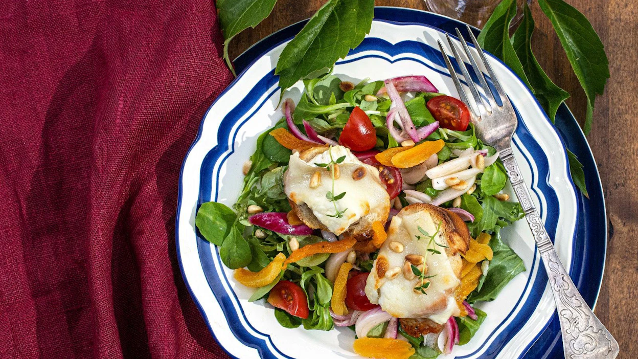 Salade de chèvre chaud eli Lämmin vuohenjuustosalaatti aloittaa ranskalaisaterian houkuttelevasti.
