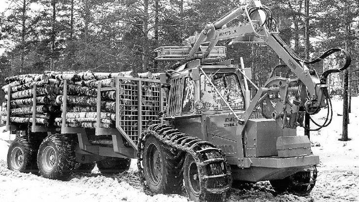 MF-Robur oli Rovaniemen Konepajan (RKP) varustelema traktori, jonka peruskoneena oli Massey-Ferguson 3303, eli teollisuusmallinen MF 165. Rysky 12 tn-perävaunu on varustettu hydraulisella aisanjatkeella, jonka avulla kone selvisi pahemmista pinteistä. Lisävarusteisiin on kuulunut mm. vinssi. Kone on maksanut v. ‑68 n. 80 000 mk, mikä vastaisi nyt suunnilleen 103 000 euroa.