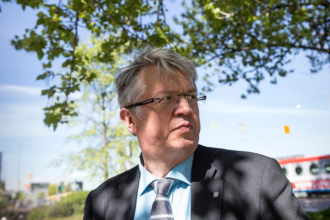 Perhe- ja peruspalveluministeri Juha Rehula lupaa sujuvaa lomahallinnon muutosta.