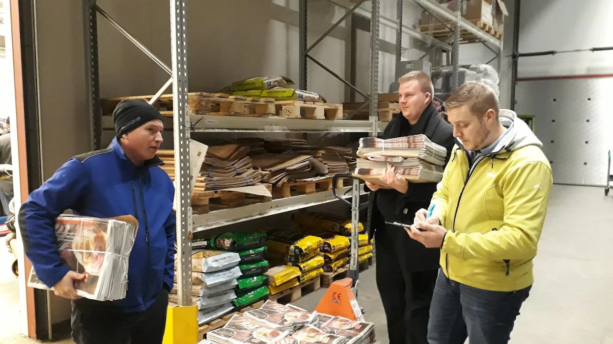 Mika Karvinen kävi hakemassa 50 lehden nipun jaettavaksi Teiskoon. Antti Yli-Perttala toimitti 100 lehteä Hämeenkyröön. MTK Pirkanmaan järjestöagrologi Jaakko Ahola vastasi jakelusta Tampereen Hankkija-myymälässä.
