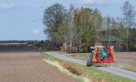 Viljelijä lähti äestämään Haapaniemen tilalla Huittisten Vampulassa maanantaina 6.5.