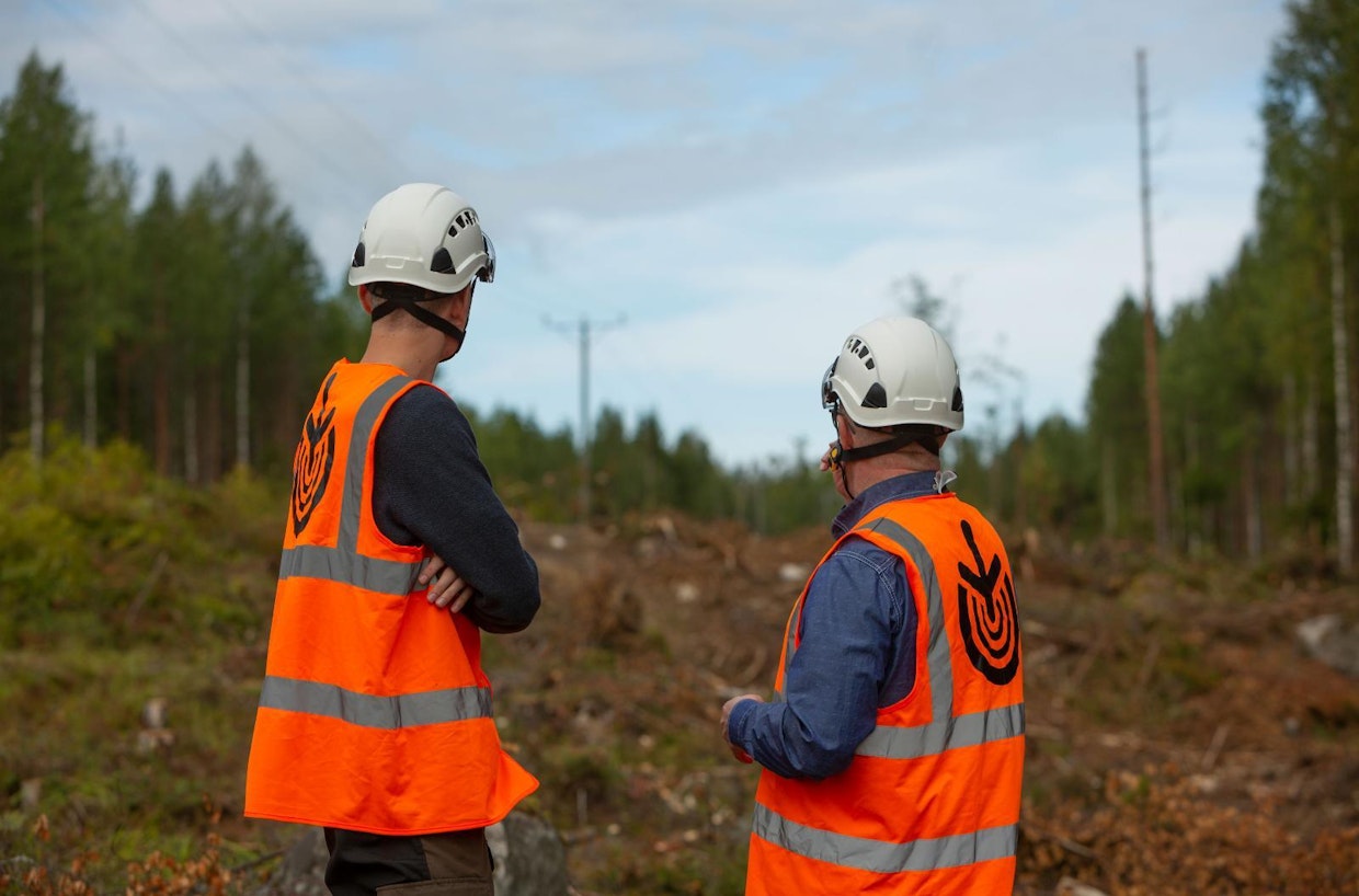 Ville Maksimainen (vas.) ja Vesa Vänttinen pitävät huolen siitä, että sähkölinjojen vierimetsänhoito etenee suunnitellusti.