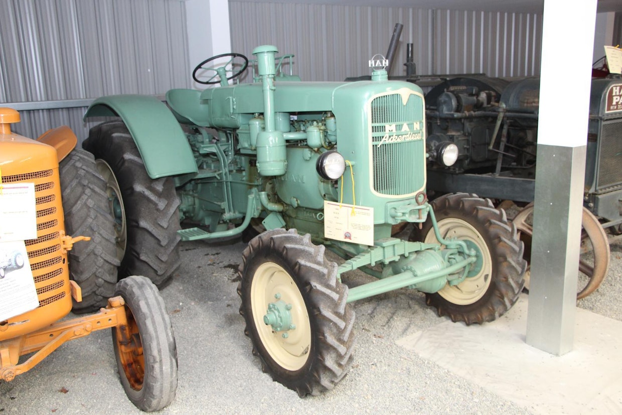 Tilastot kertovat, että vuonna 1953 Uuteen-Seelantiin tuotiin 20 nelivetoista M.A.N-traktoria ja muistona tuosta erästä on säilynyt tämä AS542A. 42-hevosvoimainen ja 2,5-tonninen Manne on liikkunut varmasti jyrkilläkin rinteillä, mutta hankalammissa maisemissa luotettiin enemmän telaketjuihin. (Geraldine)