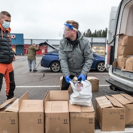 Henri Saapunki nouti tilaamiaan lihoja marraskuun viimeisenä sunnuntaina. Lumiporon Tomi Vartiainen auttoi pakkaamaan.