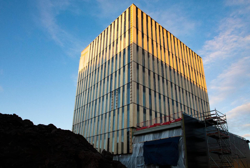 Puupohjaiset materiaalit voivat nousta merkittävään asemaan hiilineutraalissa ja terveellisessä rakennuksessa. Kuvassa Helsingin Jätkäsaareen valmistuva puukerrostalo.