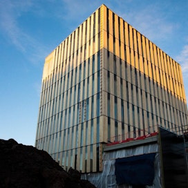 Puupohjaiset materiaalit voivat nousta merkittävään asemaan hiilineutraalissa ja terveellisessä rakennuksessa. Kuvassa Helsingin Jätkäsaareen valmistuva puukerrostalo.