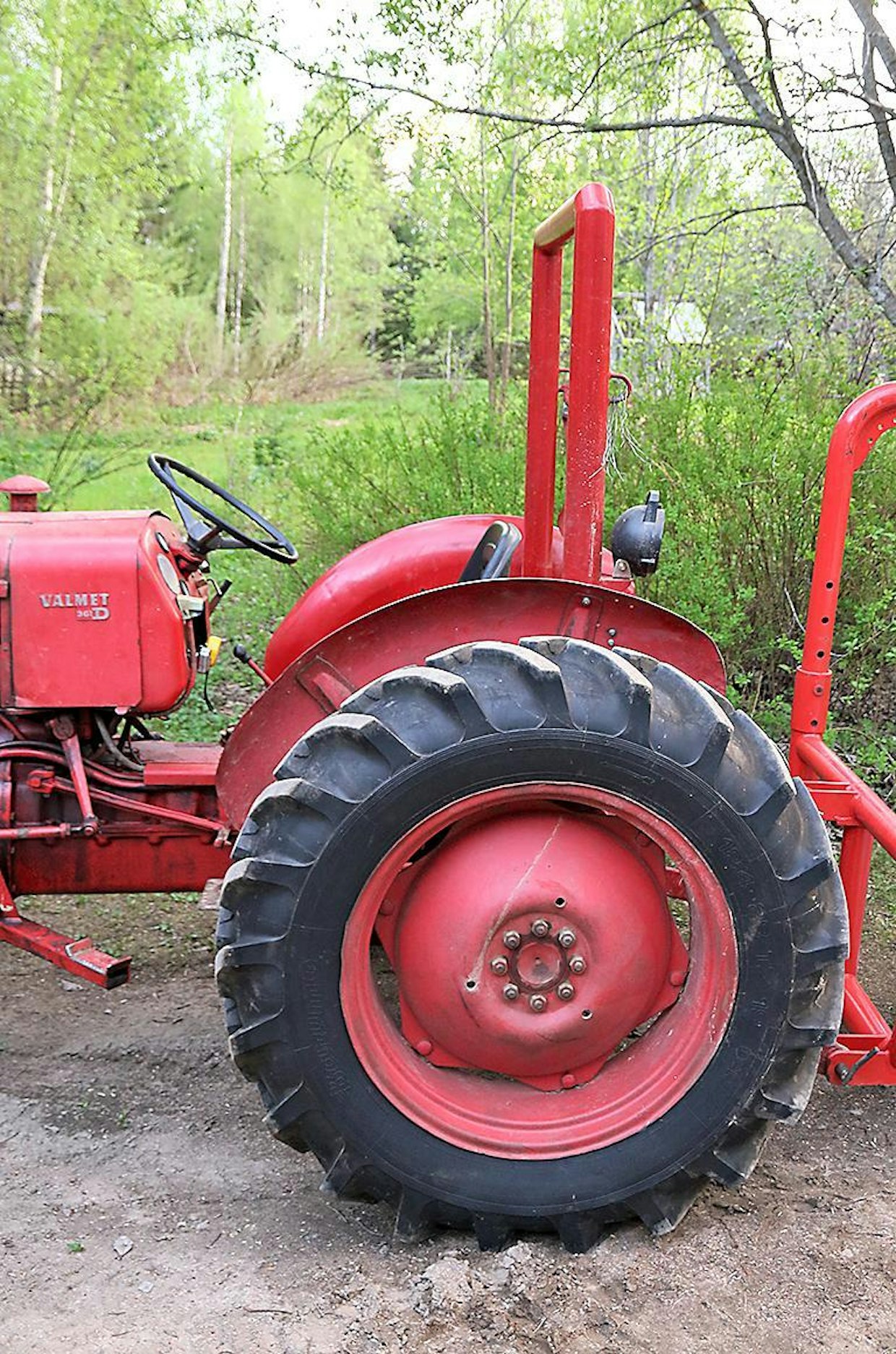 Turvakaari on hyvin suositeltava varuste hytittömään traktoriin. Turvakaaren materiaalivahvuudet ovat oltava kuitenkin riittävät ja niiden kiinnitys taka-akseliin mahdollisimman järeä. Kuvan Valmet 361D:n turvakaari on 10 mm seinämällä olevaa pyöreää putkea. Tärkeät osat on pystyputkien vinotuet eteenpäin. Kuvan Valmetissa turvakaarta on hyödynnetty lokasuojien lisätukina, lisäksi työvälineille on ripustuslenkit.