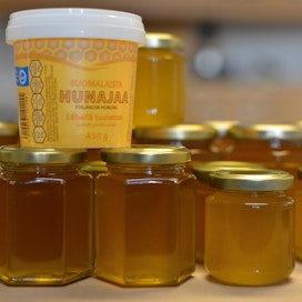 Espoolaisen hunajantuottajan Päivi Ruotasen keskiviikkona linkoamaa hunajaa tuoreeltaan purkitettuna.