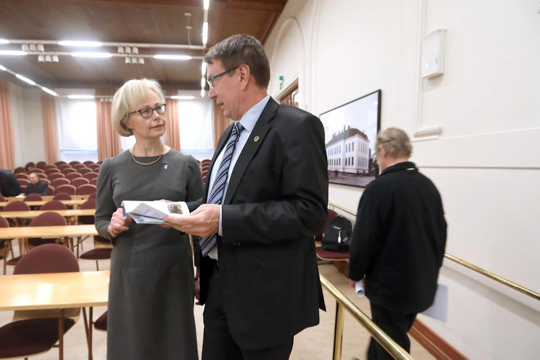 MTK:n ympäristöjohtaja Liisa Pietola keskusteli ennen syyskokouksen alkua MTK Satakunnan toiminnanjohtajan Markku Pärssisen kanssa.