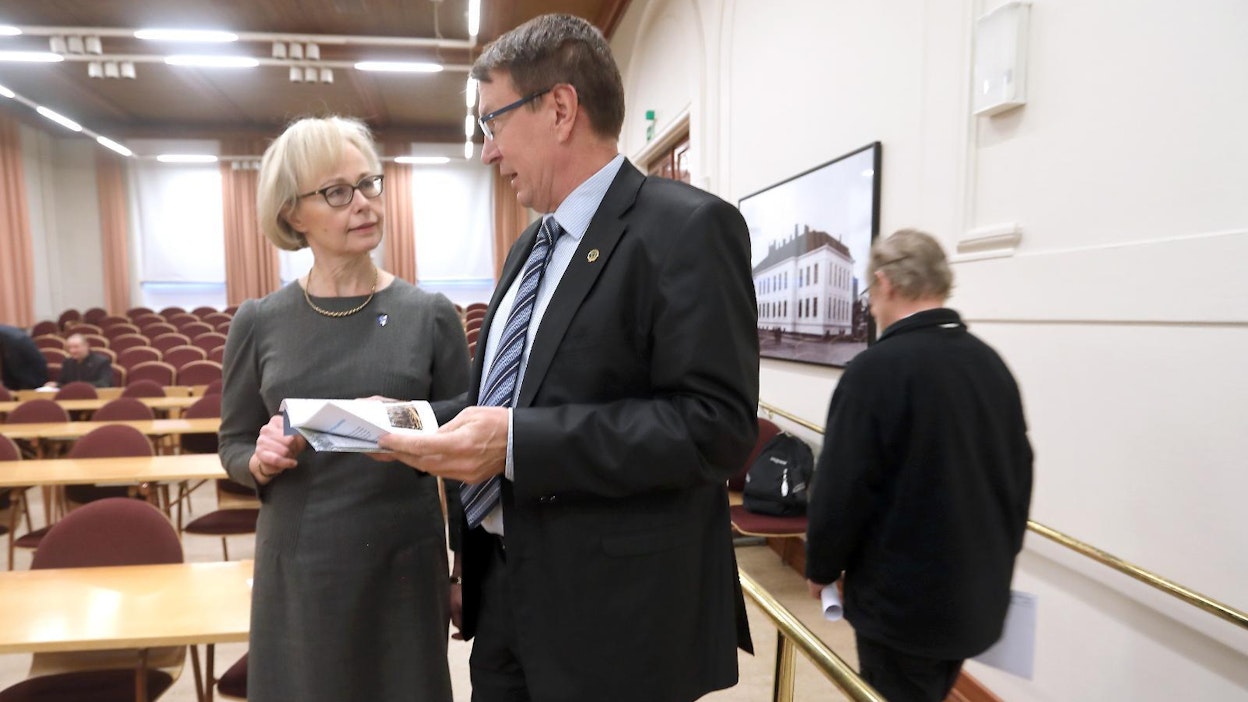 MTK:n ympäristöjohtaja Liisa Pietola keskusteli ennen syyskokouksen alkua MTK Satakunnan toiminnanjohtajan Markku Pärssisen kanssa.