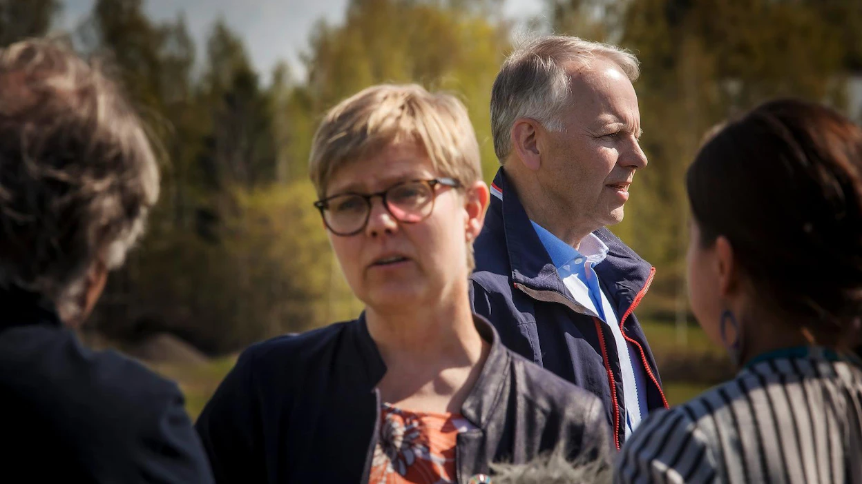 Ympäristöministeri Krista Mikkonen on sitä mieltä, että maatalous tarvitsee päästövähennystavoitteen, maa- ja metsätalousministeri Jari Lepän mukaan Suomen hiilineutraalisuustavoite riittää.