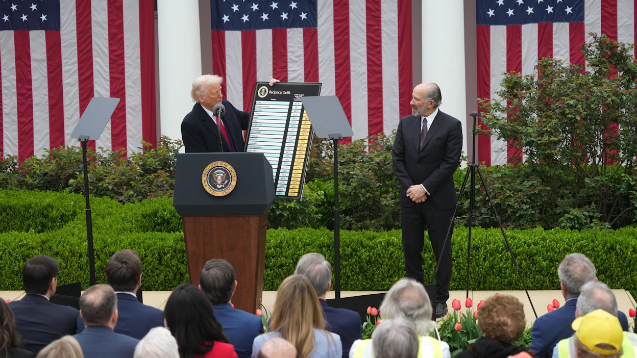 Presidentti Donald Trump esitteli viime viikolla taulukon avulla, millaisia tulleja eri maille asetetaan. Vieressä Yhdysvaltojen kauppaministeri Howard Lutnick.
