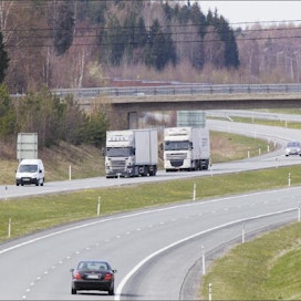 Uusi laki rajoittaa kuljetusyrittäjän työajan 48 tuntiin viikossa. Markku Vuorikari
