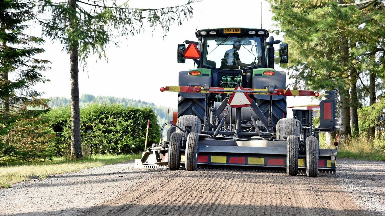 Portaattomalla vaihteistolla varustettu John Deere 6195R vetää vakaasti Soukkion viiden tonnin tielanaa.