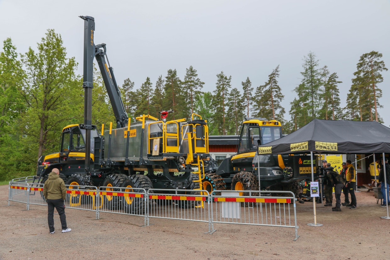 Ruotsin taannoiset suuret metsäpalot ovat lisänneet kysyntää kuormatraktoreihin asennettaville palontorjuntavarusteille. Ruotsissa tarjolla on myös oikeanpuoleinen, 400 litran säiliöllä varustettu harvesterin ensisammutuspaketti.