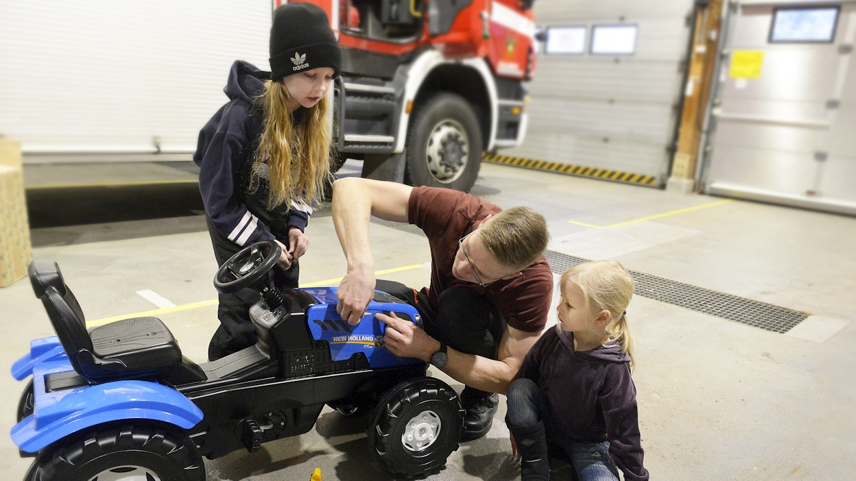 Jaakko Tornbergille antamisen ilo on tärkeää. Lapset Siiri ja Salli Tronberg viimeistelivät isänsä kanssa polkutraktoria Oulaisten paloasemalla.