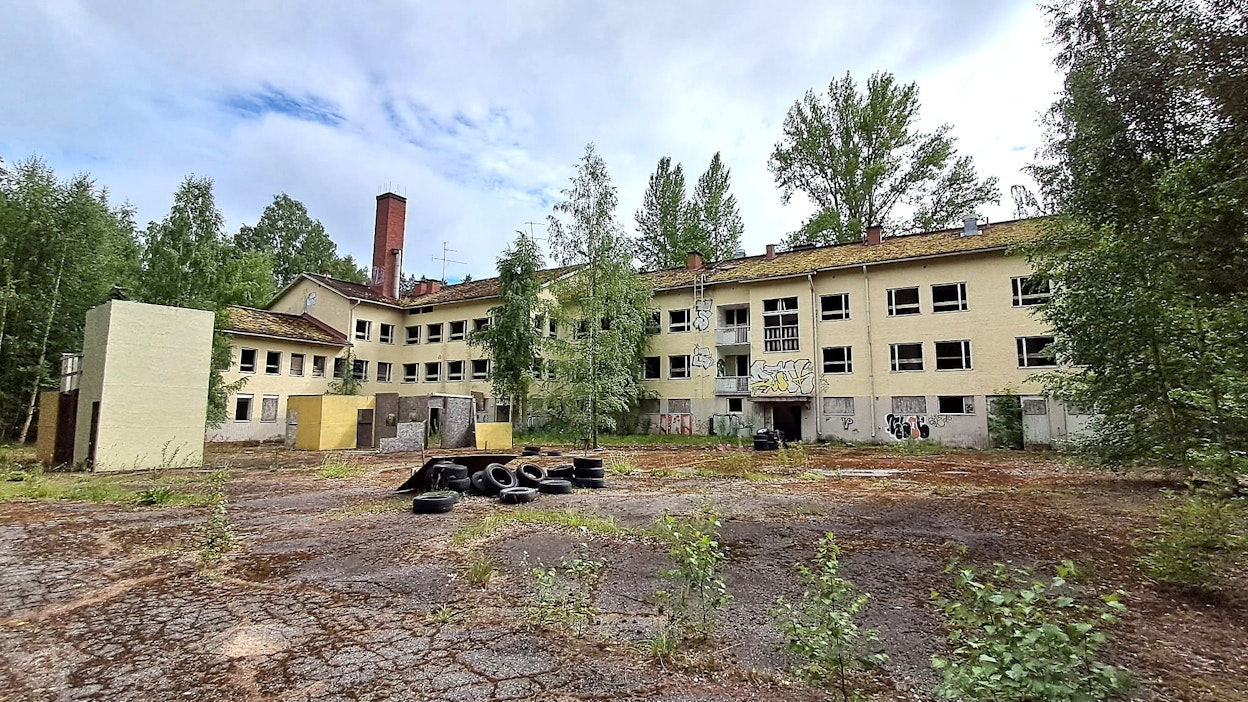 Lappeenrannan entinen psykiatrinen sairaala tunnettiin Joutsenranta-hotellina. Sen ostaneet venäläiset omistajat katosivat ja rakennukset jätettiin rappeutumaan.