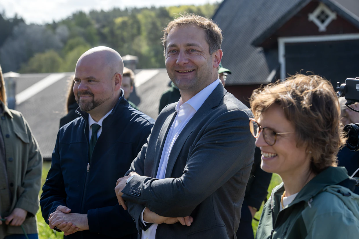 Maatalouskomissaari Christophe Hansen (keskellä) yrittää pitää EU:n maatalousbudjetin rakenteen nykyisellään. Hän vieraili toukokuussa yhdessä ruotsalaisen ympäristökomissaari Jessica Roswallin (oikealla) kanssa Ruotsissa. Isäntänä toimi Ruotsin maaseutuministeri Peter Kullgren (vasemmalla).