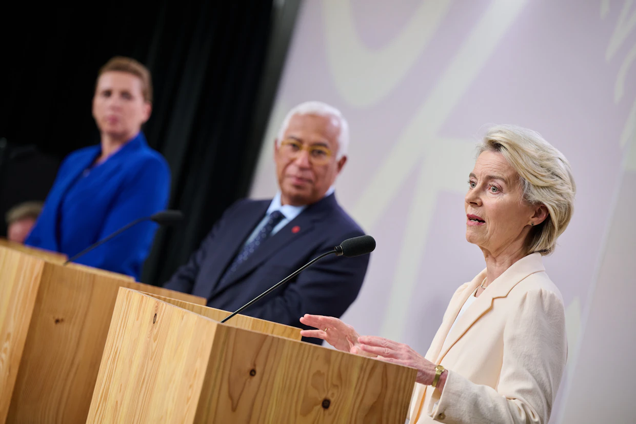 Viime viikon epävirallisessa huippukokouksessa EU-johtajat keskustelivat ennen muuta unionin puolustuksen vahvistamisesta. Kuvassa komission puheenjohtaja Ursula von der Leyen (oik.), Eurooppa-neuvoston puheenjohtaja António Costa (kesk.) ja EU-puheenjohtajamaa Tanskan pääministeri Mette Frederiksen pitämässä lehdistötilaisuutta Kööpenhaminassa.