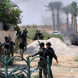 Gazan alueella vallitsee sotatila Hamas-järjestön ja Israelin armeijan välillä. Yli tuhannen ihmisen kerrotaan kuolleen tähän asti tehdyissä sotilasoperaatioissa.