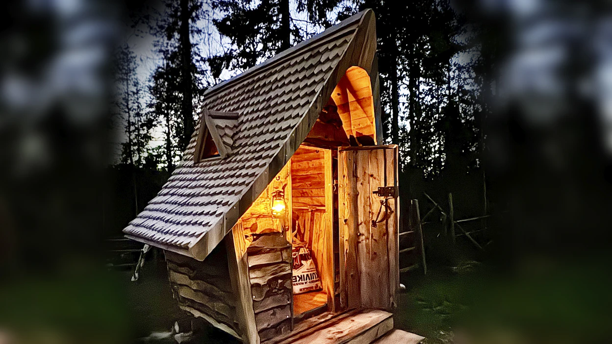Idea kaarevasta katosta lähti liikkeelle istuinosan tarpeista, sillä kompostoivan käymälän korkea säiliö vaati oman tilansa.