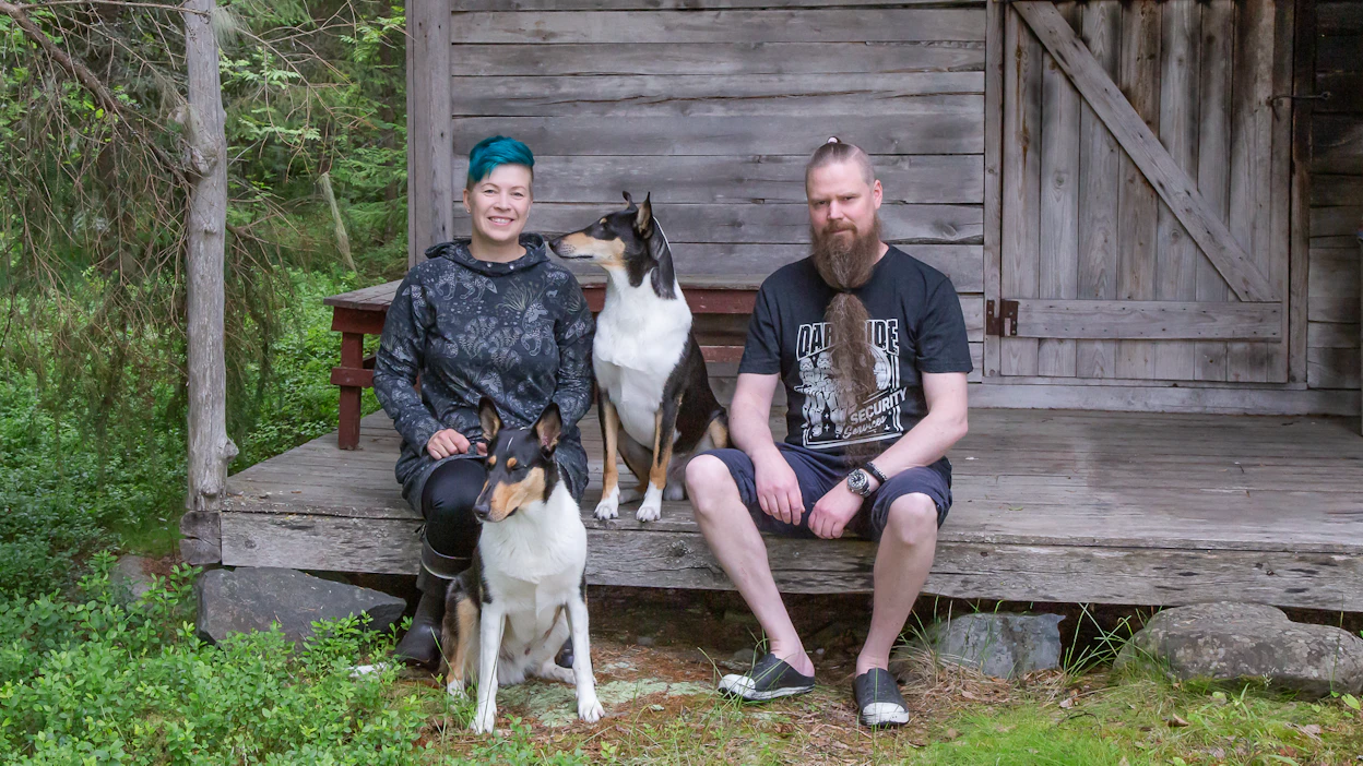 Tiina ja Kari Nikumaa yhdessä Relen ja Kelan kanssa. Kela istuu maassa, Rele on valinnut paikan joukon keskeltä.