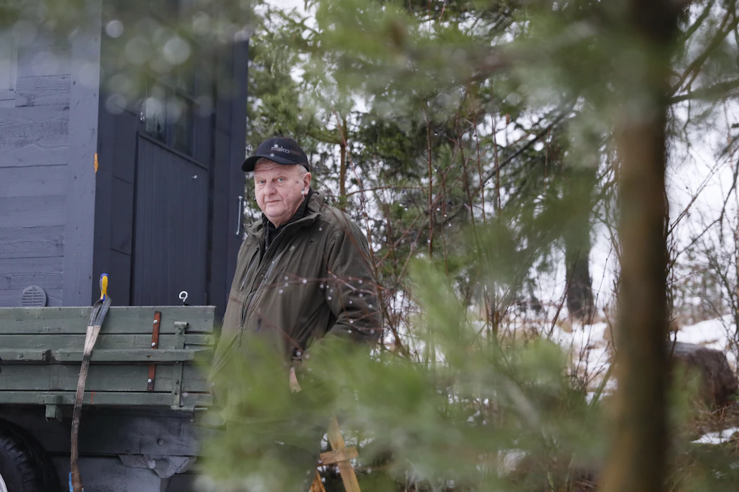 Ensimmäinen Jukka Laihon tekemä kyttäyskoppi oli kylmä pressukoppi. Nyt laitumen laidalla seisoo kuitenkin lämmin ja siirreltävä kyttäyskoppi.