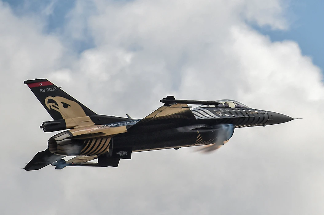 Turkin ilmavoimien F-16-hävittäjä lentonäytöksessä Istanbulin yllä 2018. Turkki haluaa ostaa Yhdysvalloilta lisää F-16-hävittäjiä. LEHTIKUVA/AFP.