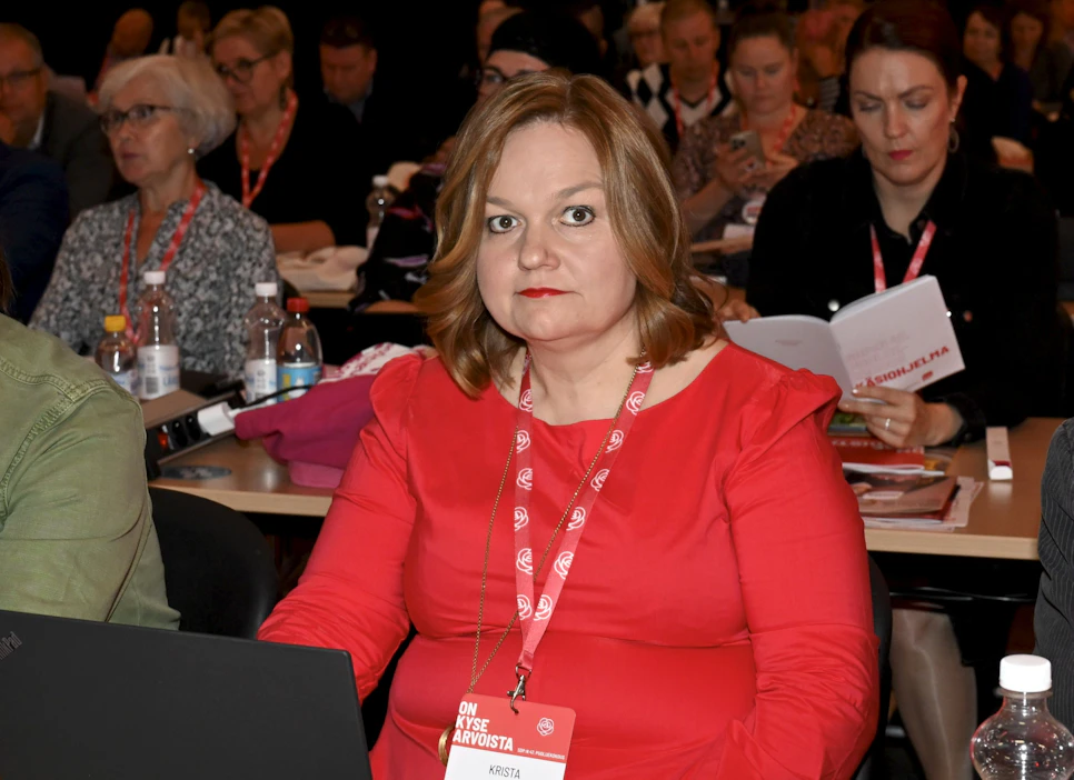 Krista Kiuru tavoitteli SDP:n puheenjohtajan paikkaa Jyväskylän puoluekokouksessa, mutta hävisi perjantain äänestyksessä kansanedustaja Antti Lindtmanille. LEHTIKUVA / MARKKU ULANDER.