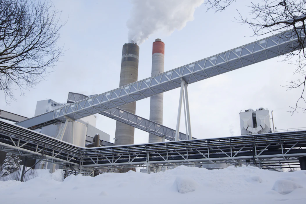 Metsäteollisuuden tehtaiden käyttämästä energiasta 88 prosenttia on peräisin uusiutuvista energianlähteistä. Kuva on Kaukaan paperitehtaalta.