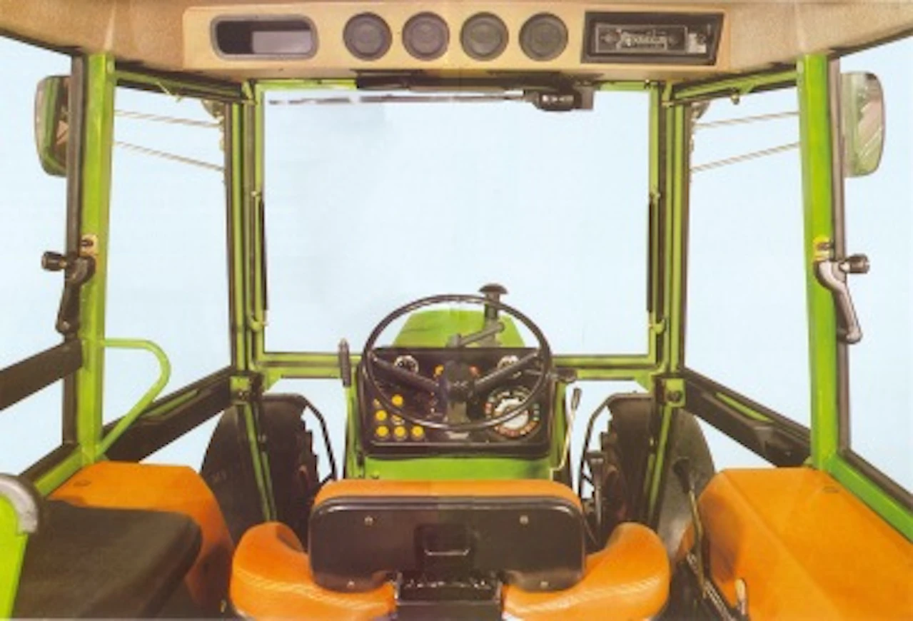 81Fendt300ohjaamo