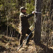 Näin suuria alkuperäiset lehtikuuset jo olisivat, metsänomistaja Kalle Korhonen mittaa.