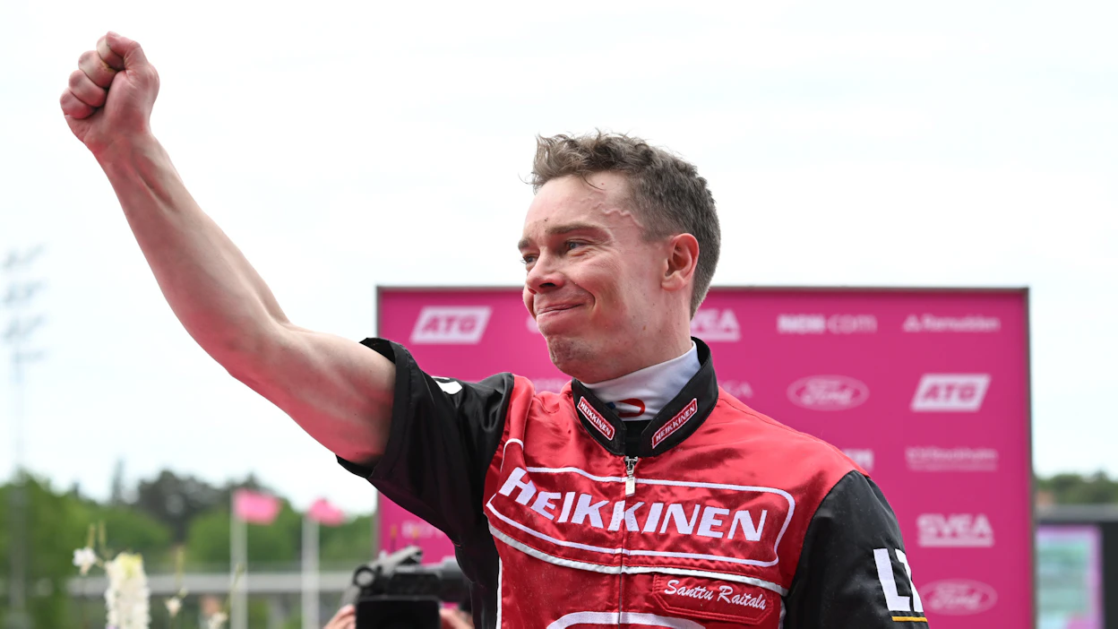 Santtu Raitala oli Elitloppet-viikonlopun näkyvimpiä kuskihahmoja. Tässä Raitala juhlii Makalu Docin lauantain voittoa.