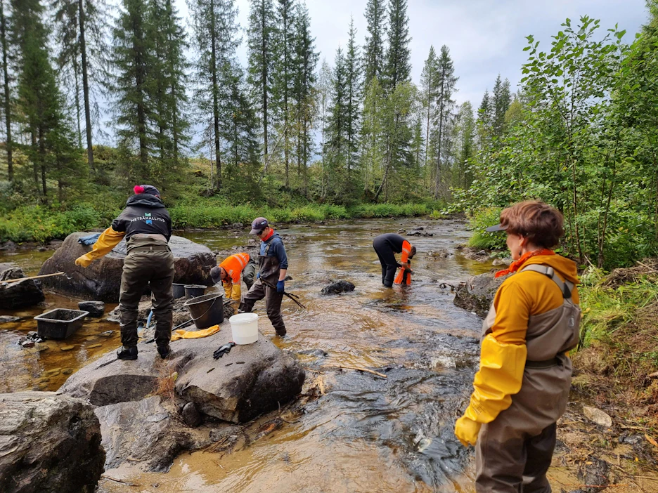 Metsähallituksen projektipäällikkö Pirkko-Liisa Luhta (oik.) Suomussalmen Hukkajoella. LEHTIKUVA / HANNU HUTTU.