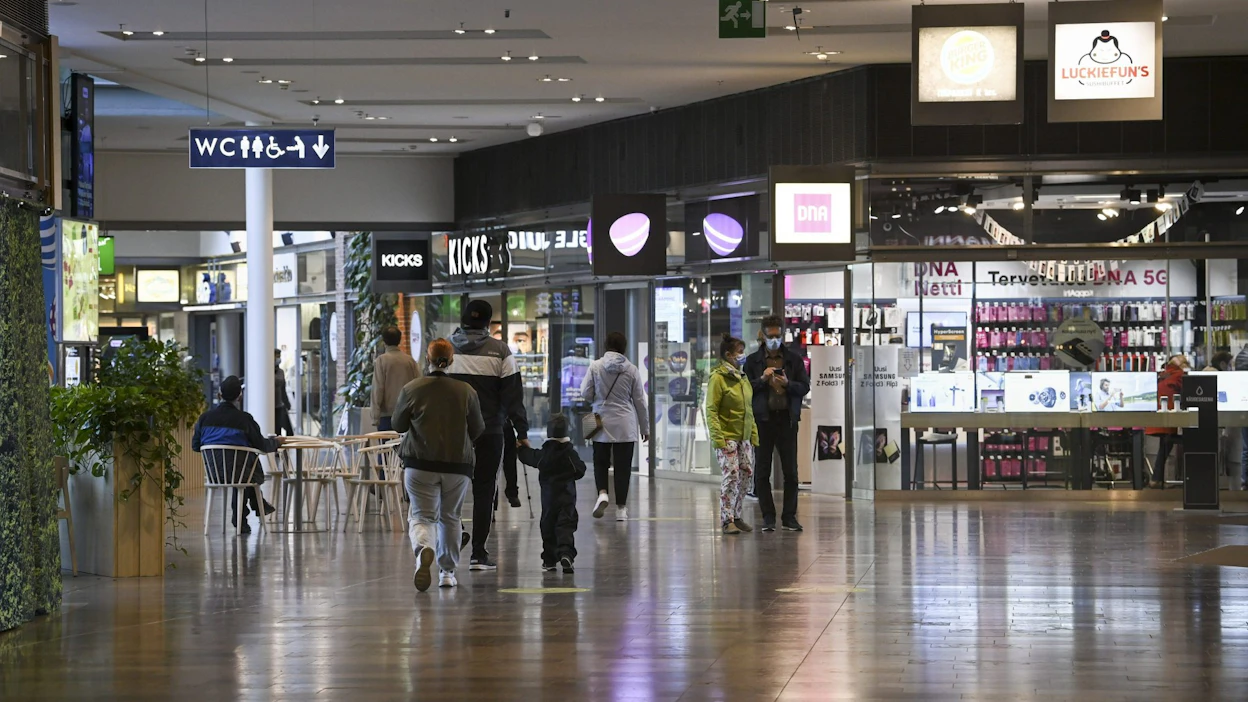 Kuluttajien luottamus on ollut nykyistä heikommalla tasolla vain koronakriisin alkupuolella ja vuonna 2008 finanssikriisin aikaan. LEHTIKUVA / EMMI KORHONEN.