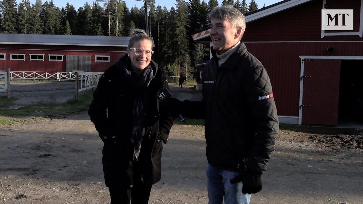 Anne-Leena Pellikka kertoo Juha Jokisen haastattelussa ratsastuskouluistaan ja hevosistaan.