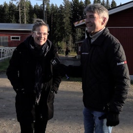 Anne-Leena Pellikka kertoo Juha Jokisen haastattelussa ratsastuskouluistaan ja hevosistaan.