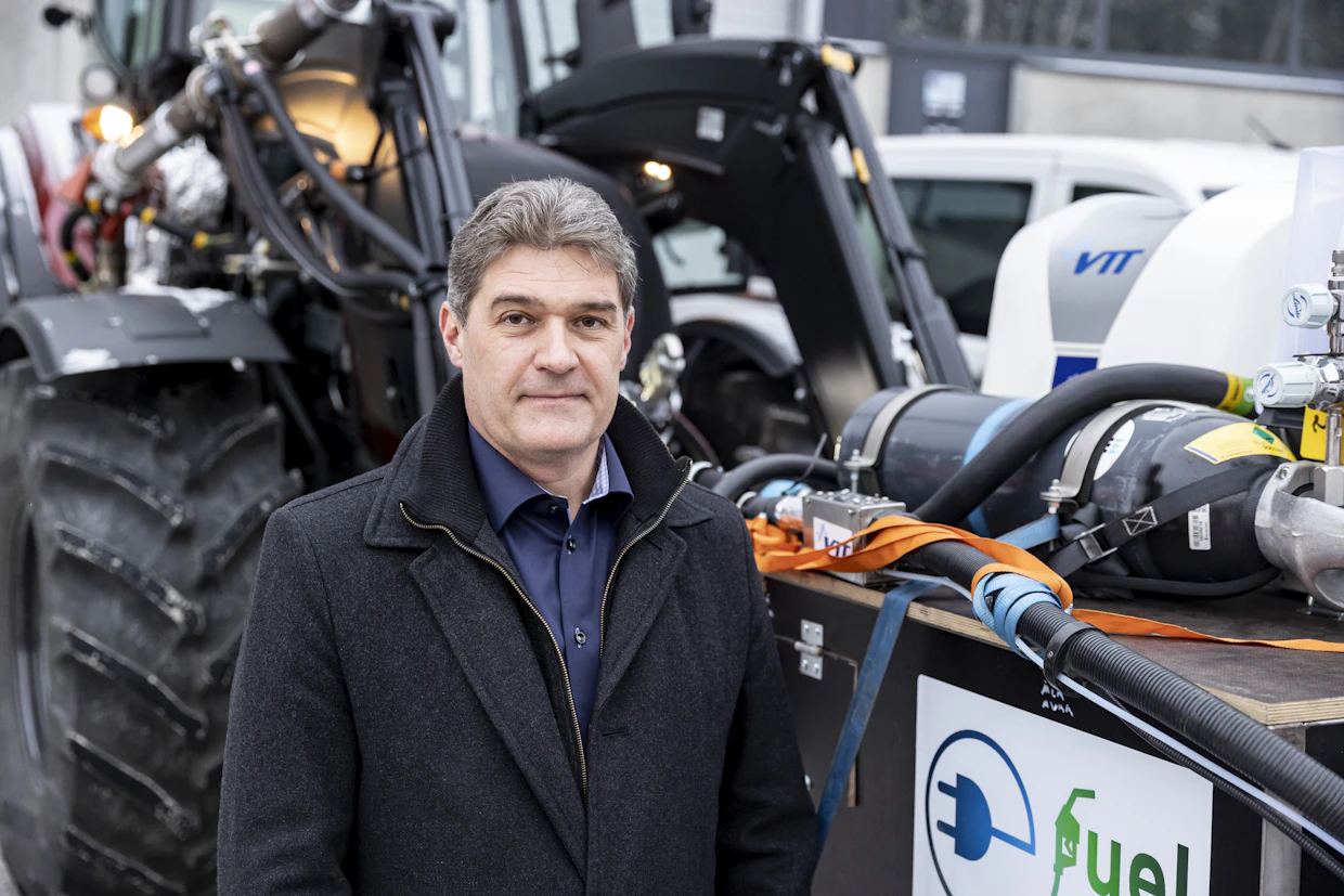 Agro Powerin tuotekehitysjohtaja Kari Aaltonen pitää e-dieseliä lupaavana uusiutuvana polttoaineena raskaisiin työkoneisiin. ”Yli sadan hevosvoiman traktoreissa sähkö ja vety eivät ole vielä realistisia vaihtoehtoja.”