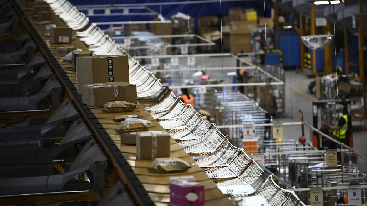 EU:n alueelle saapuu sen ulkopuolelta 12 miljoonaa pienpakettia päivässä. Kuva Postin logistiikkakeskuksesta Vantaalla.