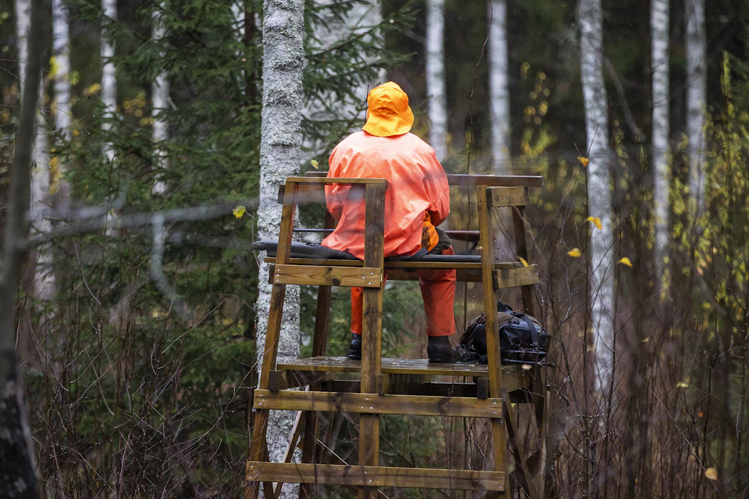Metsästysmatkailun toteutusmahdollisuuksiin haetaan käytännöllisiä ratkaisuja Jyväskylän ammattikorkeakoulun ja Suomen riistakeskuksen yhteishankkeessa. Aihekuva.