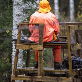 Kahdelta metsästäjältä oli myös unohtunut oikeanlainen, metsästysasetuksen vaatimusten mukainen oranssi vaatetus. Kuvituskuva.